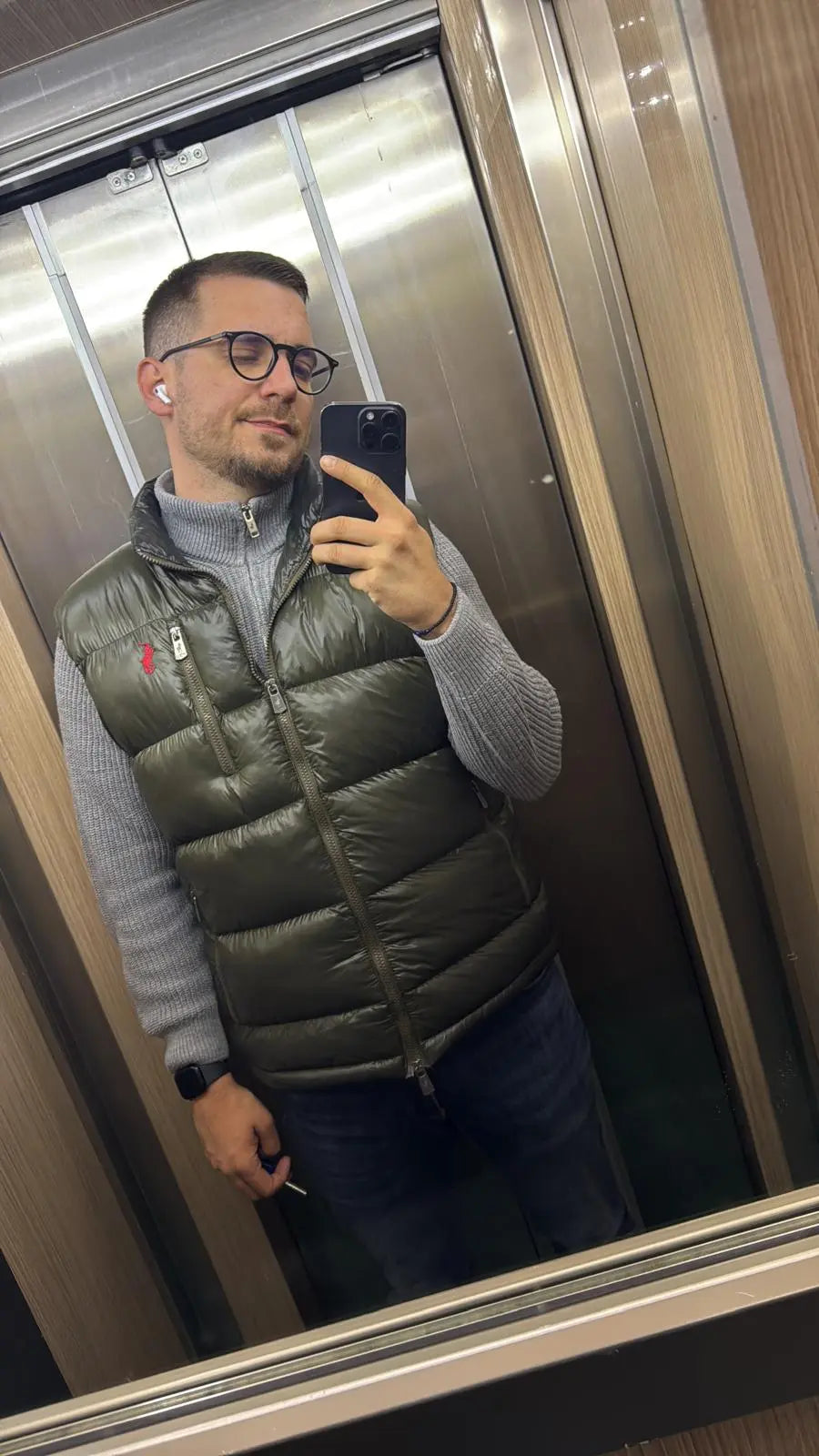 Înainte de recomandările cromatice, ținută în tonuri gri-verzui