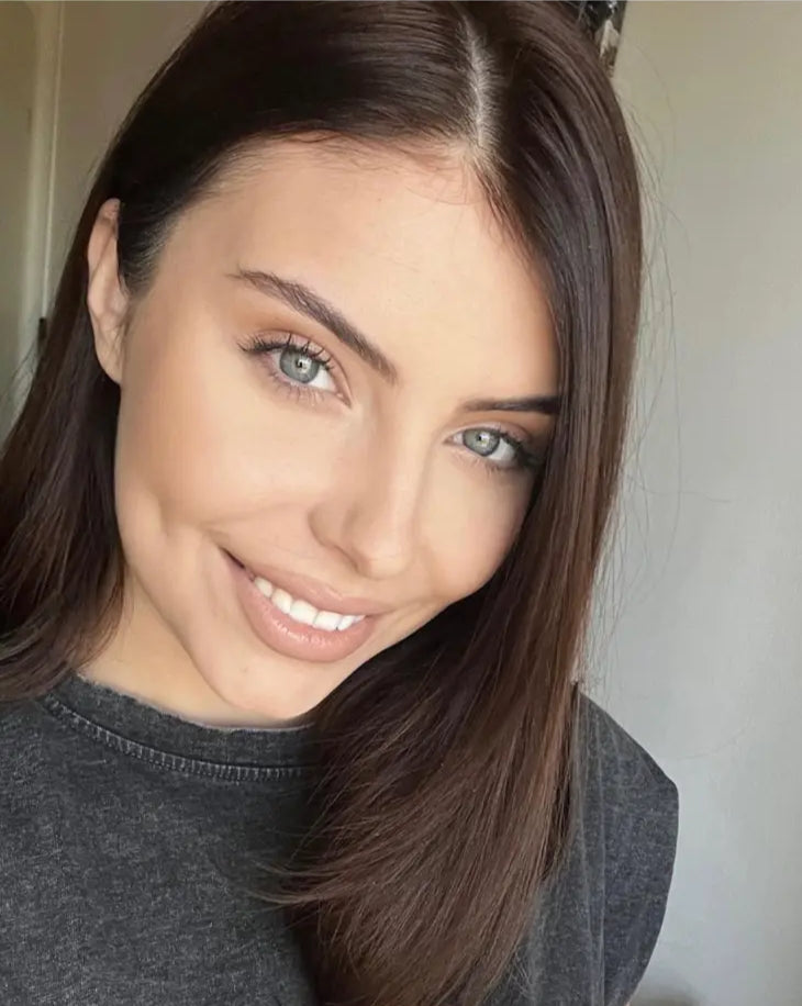 După recomandările cromatice, păr brunet și top gri antracit