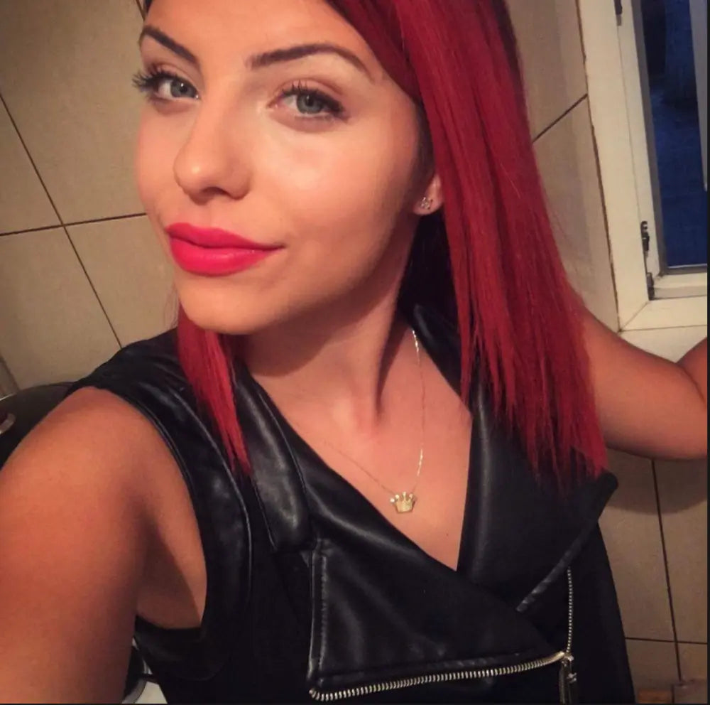 Înainte de recomandările cromatice, păr roșu intens și top negru