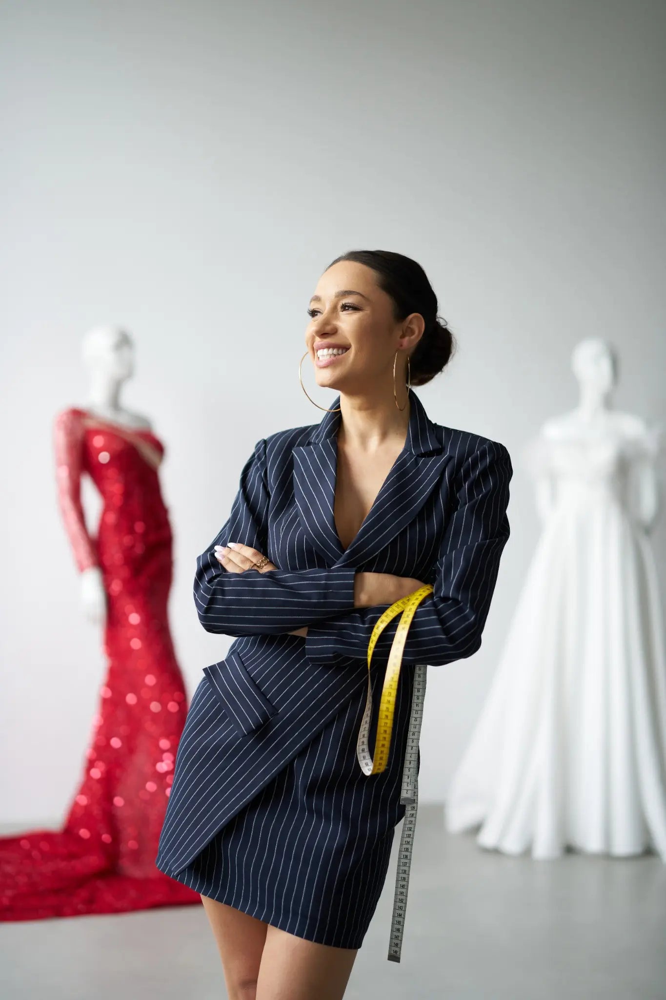 Georgiana Iordache, designer vestimentar și analist cromatic, în studio